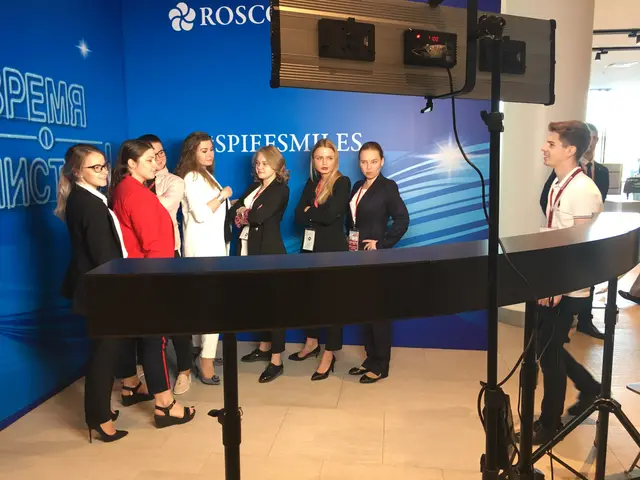 Гости в фотозоне буллет-тайм на форуме Роскосмоса
